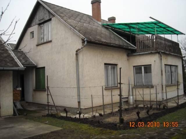 Karcag Kiskulcsosi városrészében lévő, földszint + tetőtérbeépítéses… 3