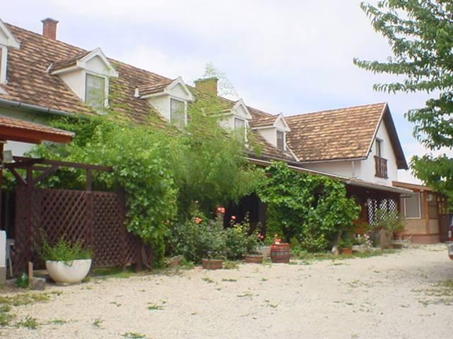 Balatonkenese központi részén, családi ház besorolású, de panzióként 3