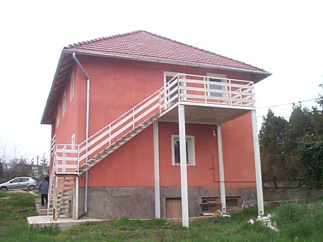Balatonkenesén  2004-ben épült 2 szintes tégla falazatú családi ház … 2