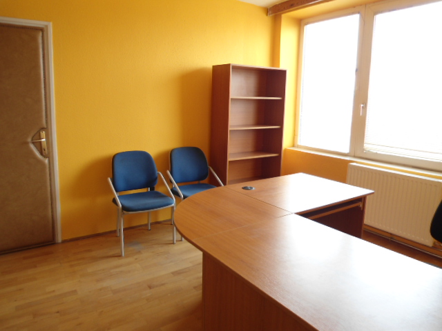 Veszprém északi ipartelepén, felújított irodaházban 16 m2-es iroda  … 5