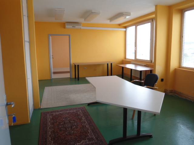 Veszprém északi ipartelepén, felújított irodaházban 16 m2-es iroda  … 9