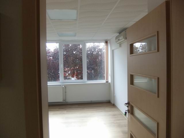 Veszprém északi ipartelepén, felújított irodaházban 16 m2-es iroda  … 4