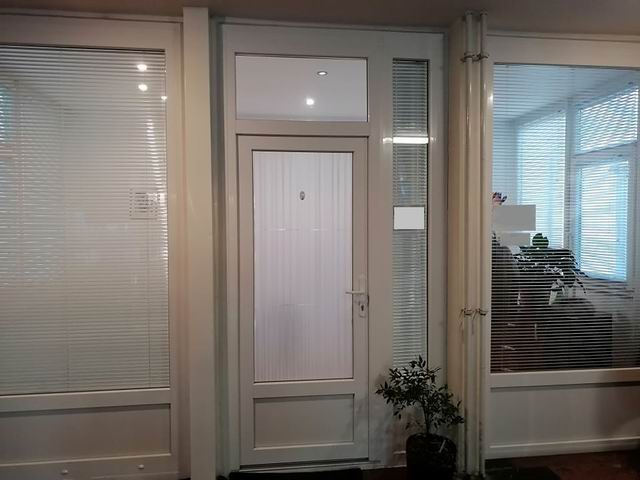 Veszprém belvárosában, irodaházban 9 m2-es iroda-üzlethelyiség kiadó 3