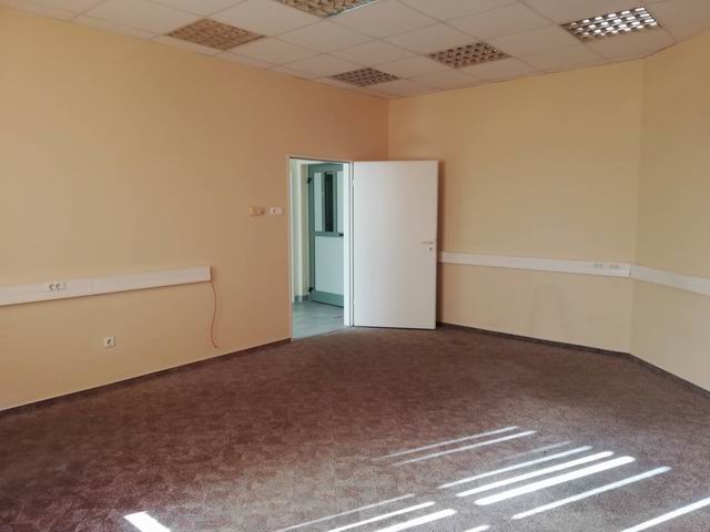 Veszprém belvárosában 1. emeleti 43 m2 iroda kiadó 11