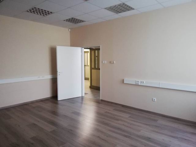 Veszprém belvárosában 1. emeleti 43 m2 üzleth. kiadó 3