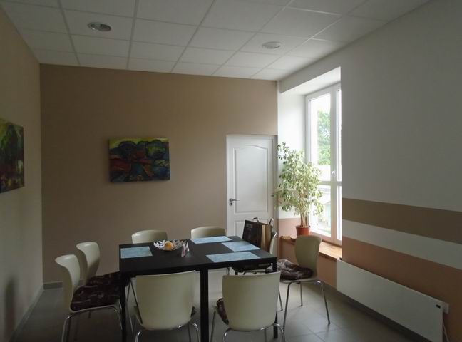 Veszprém Egyetemváros részén felújított 354 m2-es irodaház eladó. 2