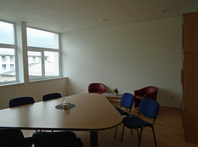 Veszprém Egyetemváros részén felújított 354 m2-es irodaház eladó. 5