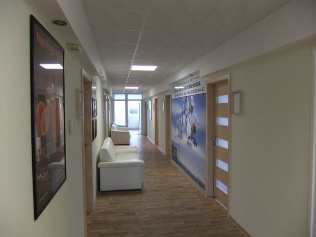 Veszprém északi ipartelepén, felújított irodaházban 16 m2-es iroda  … 2