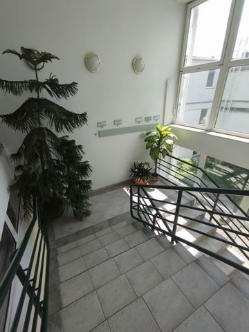 Veszprém belvárosához közel, irodaépületben, 3.em-i 9,7 m2 iroda eladó 6