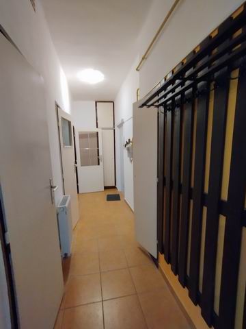 Veszprémben az Egyetemvárosban 50 m2-es tégla lakás kiadó. 8