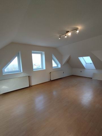 Veszprém Egyetemvárosában tetőtéri br: 95 m2 1+2 szobás lakás eladó. 3