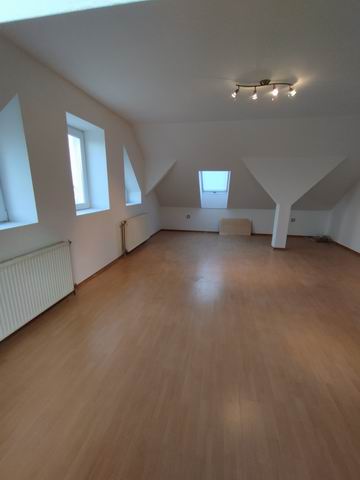 Veszprém Egyetemvárosában tetőtéri br: 95 m2 1+2 szobás lakás eladó. 2