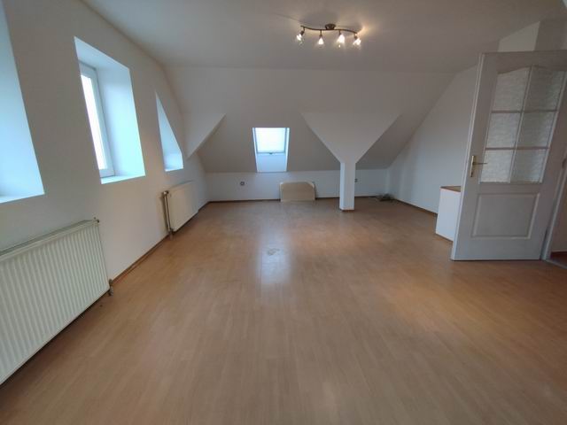 Veszprém Egyetemvárosában tetőtéri br: 95 m2 1+2 szobás lakás eladó. 5