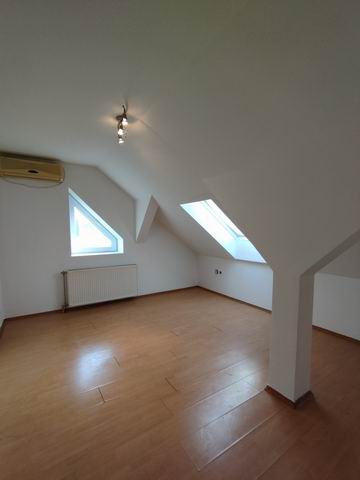 Veszprém Egyetemvárosában tetőtéri br: 95 m2 1+2 szobás lakás eladó. 12