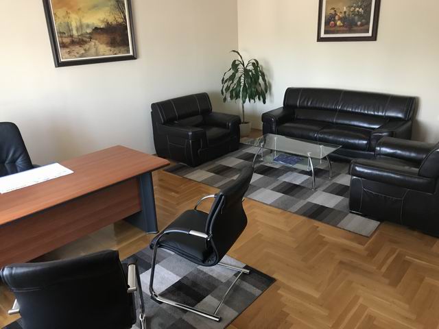 Veszprém belvárosában, impozáns irodaházban iroda egység bérbeadó. 3