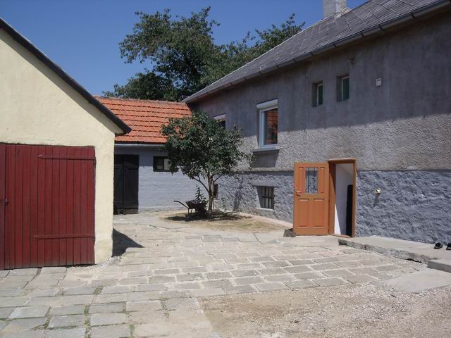 A Bakonyban Zirctől 6 kilóméterre összkomfortos családi ház beköltöz… 3