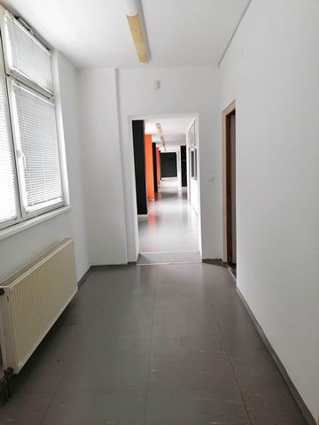 Veszprémben,a Cholnokyn, 406 m2 raktár, telephely, iroda kiadó. 3