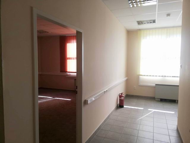 Veszprém belvárosában 1. emeleti 43 m2 iroda kiadó 12