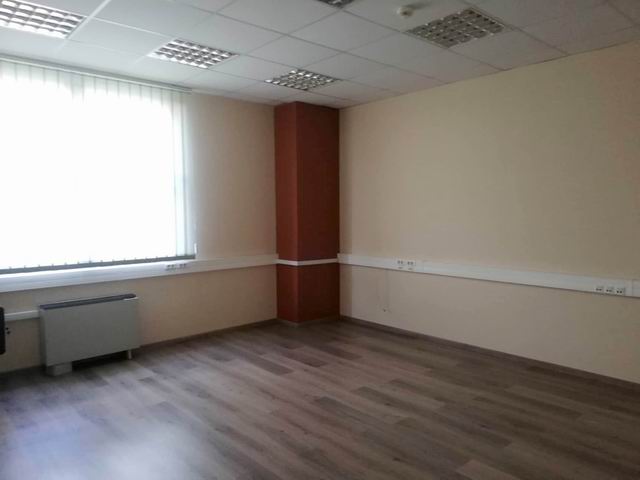 Veszprém belvárosában 1. emeleti 43 m2 iroda kiadó 2