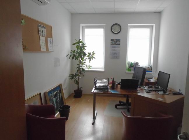 Veszprém Egyetemváros részén felújított 354 m2-es irodaház eladó. 3
