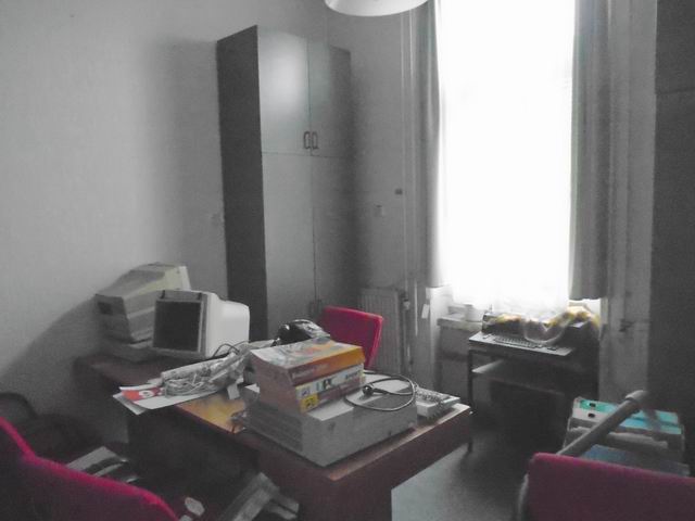 Veszprém abszolút belvárosában,irodaház 1. emeletén, 91 m2-es, 3 szo 3
