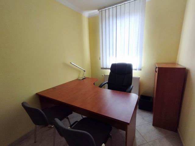 Veszprém belvárosához közel, irodaépületben, 3.em-i 9,7 m2 iroda eladó 2