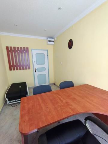 Veszprém belvárosához közel, irodaépületben, 3.em-i 9,7 m2 iroda eladó 3