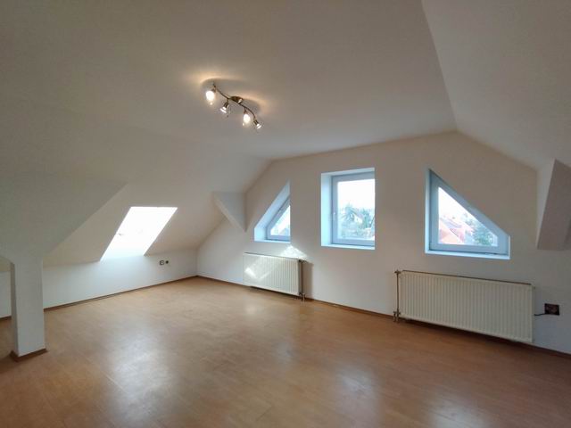 Veszprém Egyetemvárosában tetőtéri br: 95 m2 1+2 szobás lakás eladó. 4