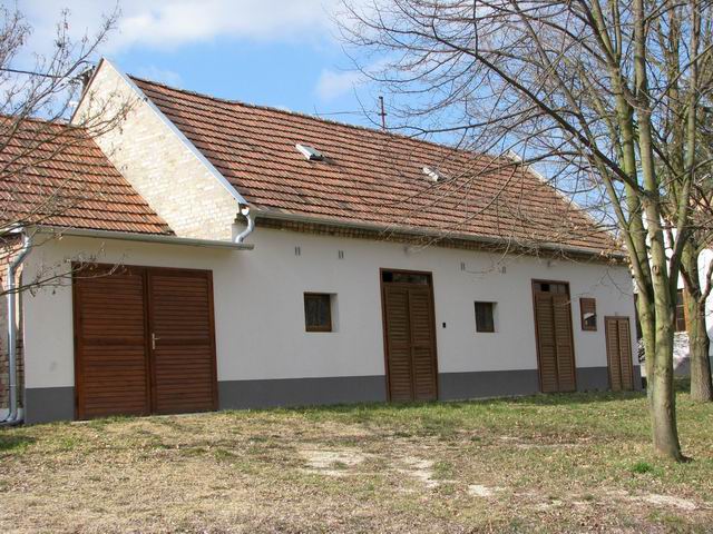 Bakonypéterden, Zirctől 23, Győrtől 27 km-re, 970 m2-es telken, 128 … 9